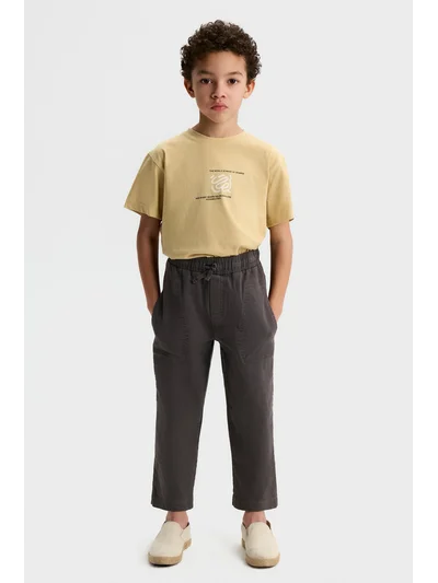 Erkek Çocuk Bej Basic Tshirt – Minimal Baskılı %100 Pamuk (4-8 Yaş)