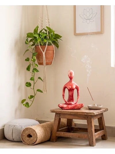 Dekoratif Yogacı Heykeli Kırmızı 23x14 cm – Meditasyon Yoga Figürü, Modern Biblo ve Masaüstü Dekor Objesi