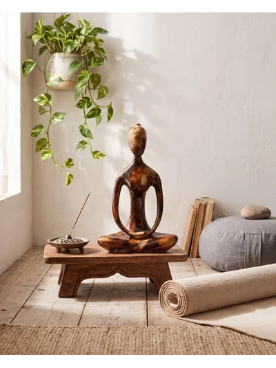 Dekoratif Yogacı Heykeli Kehribar 23x14 cm – Meditasyon Yoga Figürü, Modern Biblo ve Masaüstü Dekor Objesi