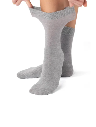 Lastiksiz Bambu Çorap %87 Bambu Ayağı Sıkmayan Yumuşak Nefes Alabilen Unisex Gri