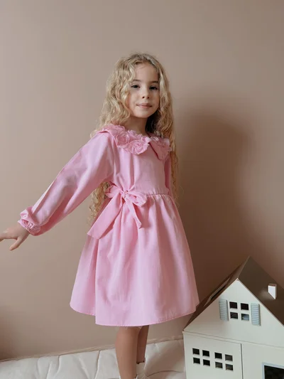 Yakası Gül Detaylı Pembe Elbise